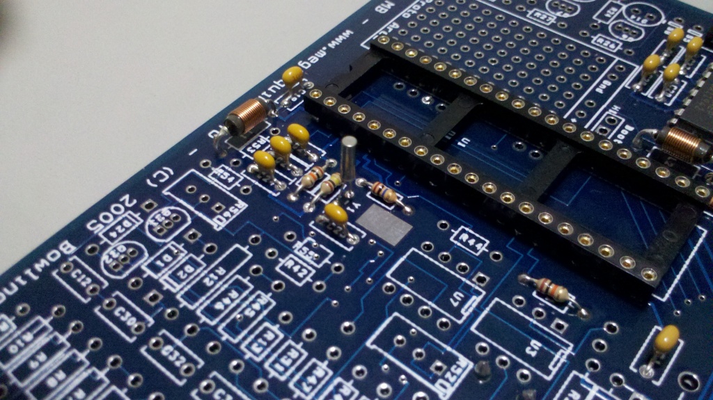 Detalhe dos componentes do circuito gerador de clock