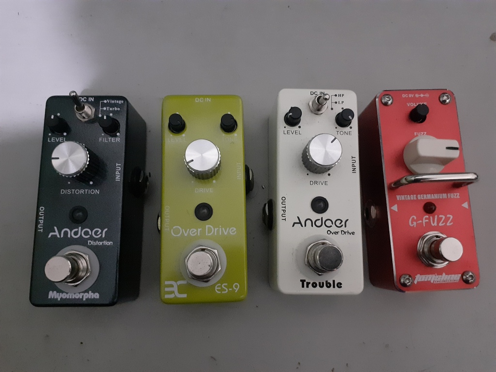 Pedais chineses clones de RAT, TubeScreamer, OCD, e FuzzFace